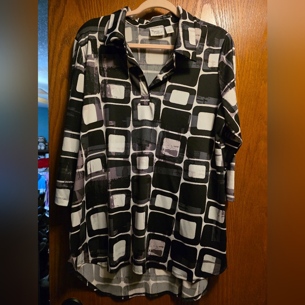 Geometric Black and White 3/4 sleeve top. Women with Control